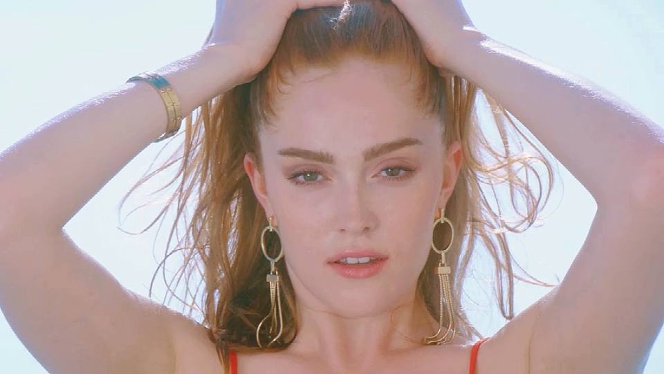 漂亮迷人的女友带到沙滩上肆意的啪啪抽插